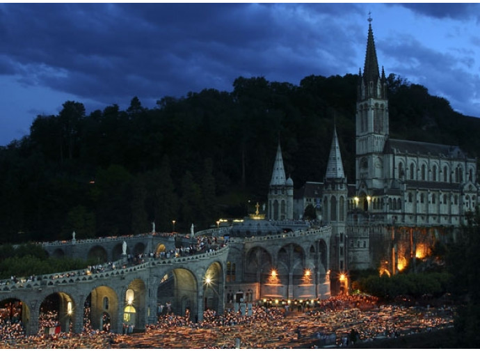 Lourdes processione notturna